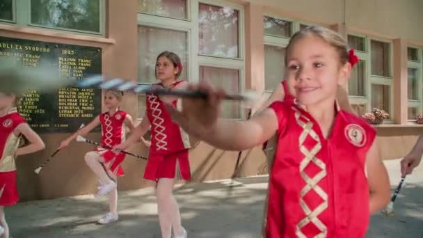 Kızlar Kırmızı Kostümler Giyiyor Lar Majorette Çubuklarıyla Pratik Ediyorlar Okul — Stok video