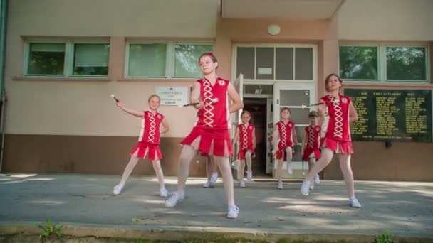 Grupo Meninas Está Praticando Dança Com Paus Majorette Eles Parecem — Vídeo de Stock