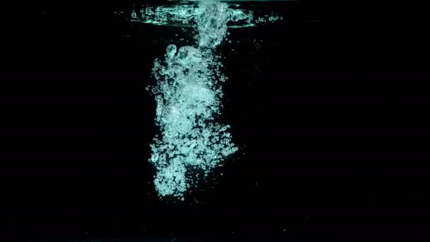 Чоловік Наливає Прозорий Ліквід Кристально Чисту Воду Робить Багато Бульбашок — стокове відео