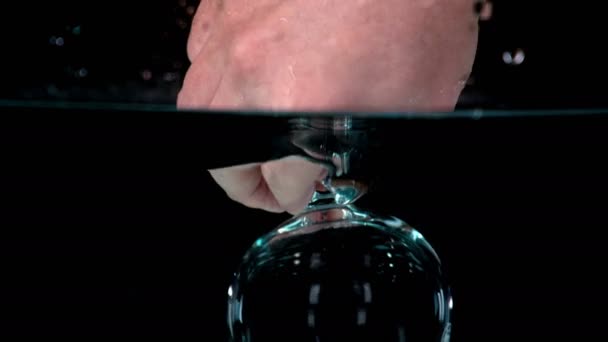 Male Zet Het Lege Glas Langzaam Kristalhelder Water Hij Neemt — Stockvideo