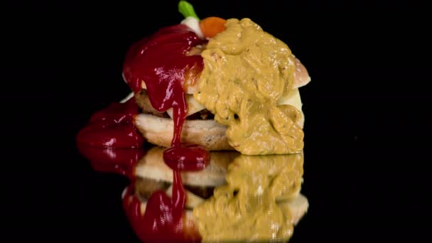 Mains Masculines Ramassant Hamburger Couvert Graines Plein Sauce Blanche Moutarde — Video