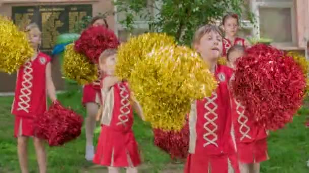 Raparigas Estão Dançar Com Pompons Eles Estão Praticando Rotina Para — Vídeo de Stock