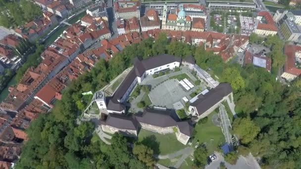 斯洛文尼亚卢布尔雅那历史城堡的鸟瞰图 背景是卢布尔雅尼察河两岸聚集的旧房子 — 图库视频影像