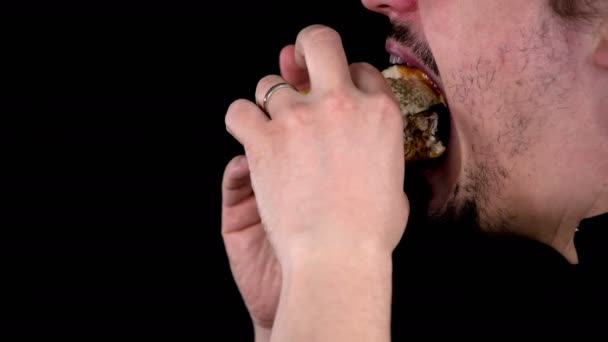 Hongerige Jonge Getrouwde Man Bijt Smakelijke Hamburger Bedekt Met Zaden — Stockvideo
