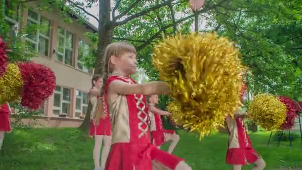 Kleine Mädchen Üben Ihre Choreo Auf Dem Schulhof — Stockvideo