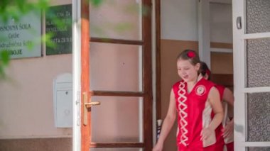 Kızlar okul bitiyor ve ellerinde ana para çubukları tutuyorlar. Mutlu ve neşeli görünüyorlar..