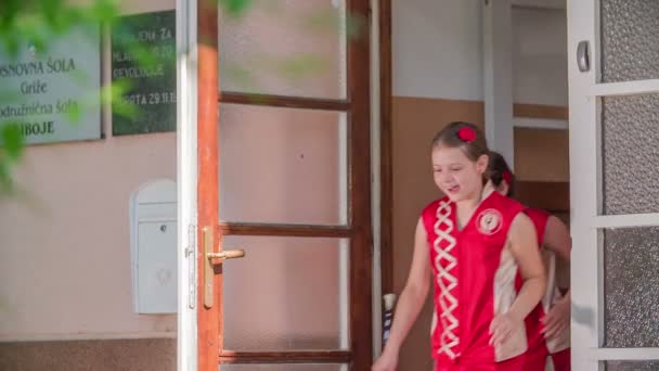 女の子は学校を使い果たして マジョリゼットの棒を手に持っています 幸せで陽気に見える — ストック動画