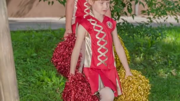 Meninas Trajes Vermelhos Com Pompons Amarelos Vermelhos Estão Praticar Dança — Vídeo de Stock