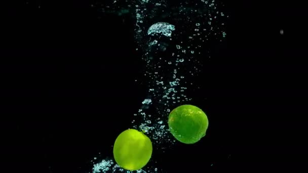Świeże Biologiczne Zielone Limonki Elegancko Wpada Doniczkę Świeżą Krystalicznie Czystą — Wideo stockowe