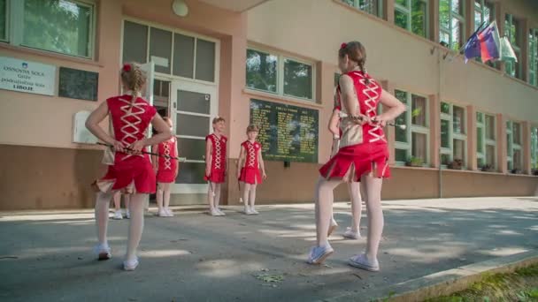 Дівчата Починають Практикувати Рутину Відбувається Межами Школи — стокове відео