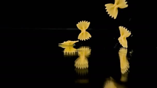 Speciaal Gevormde Pasta Vallen Zachtjes Natte Reflecterende Achtergrond Spatten Rondom — Stockvideo
