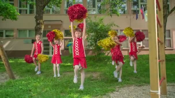 Leerlingen Oefenen Choreo Met Pom Poms Schooltuin Dragen Rode Constumes — Stockvideo