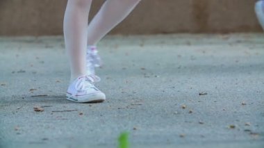 Kızlar bir yere basıyor ve majorette rutinlerini uygulamaya giriyorlar..