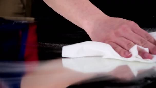 Νέος Άνθρωπος Σκουπίζει Τραπέζι Λευκό Πανί Κύκλους Κινήσεις — Αρχείο Βίντεο
