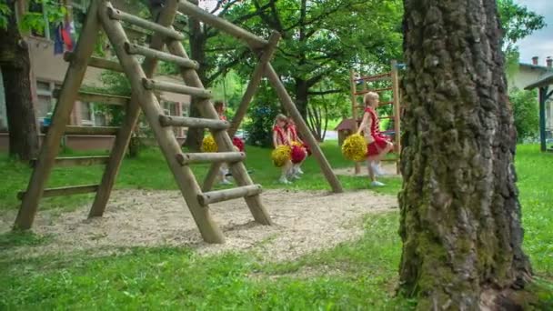 Las Animadoras Tienen Pompones Sus Manos Están Practicando Coreografía Patio — Vídeo de stock