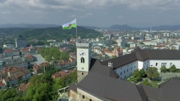 슬로베니아 류블랴나 Ljubljana 중심부에있는 고대와 서있는 타워는 상징적인 유명한 깃발을 — 비디오