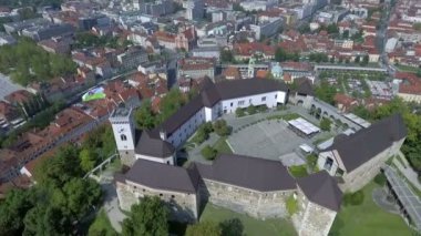 Arka planda turistik manzaraları çok Ile Ljubljana, Slovenya merkezinde tepenin üstünde olağanüstü ortaçağ kale.