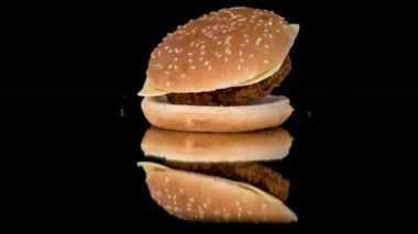 Küçük hamburger ayçiçeği tohumu ile kaplı ve domuz burger ve keçi peyniri mükemmel aşağı düşen dolu.