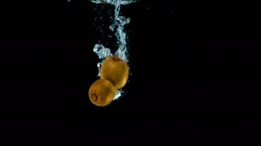 Lezzetli ve organik kiviler zarif taze kristal berraklığında su tencereye düşmek.