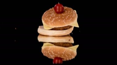 Lezzetli hamburger tohumlar ile kaplı ve hindi burger ve peynir ile dolu. Topuzun üstünde küçük domates.