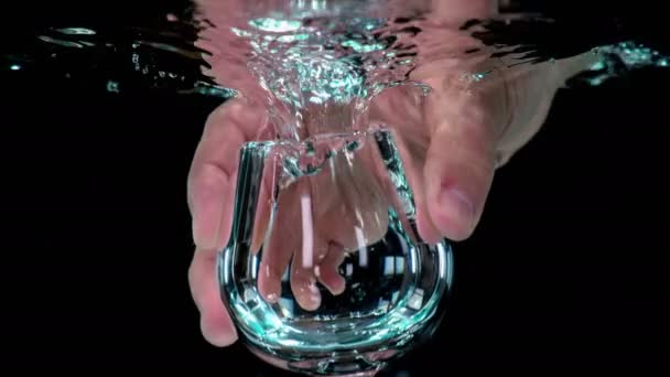 Male Zet Het Lege Glas Snel Kristalhelder Water Het Glas — Stockvideo