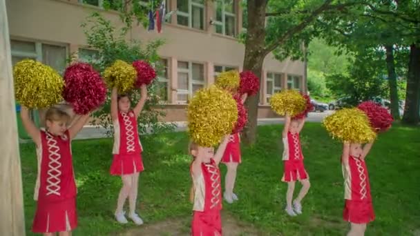 Trzymając Żółte Czerwone Pom Poms Praktykując Choreo Ich Wykonania — Wideo stockowe