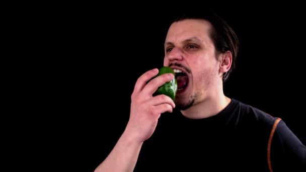 Jonge Man Met Baard Hartstochtelijk Bijt Verse Rauwe Groene Peper — Stockvideo