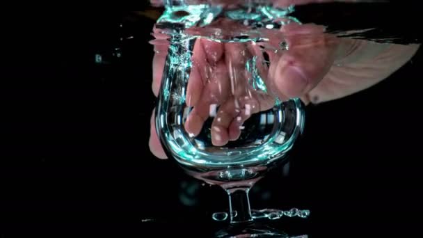 Macho Jovem Coloca Lentamente Vidro Vazio Água Cristalina Vidro Rapidamente — Vídeo de Stock