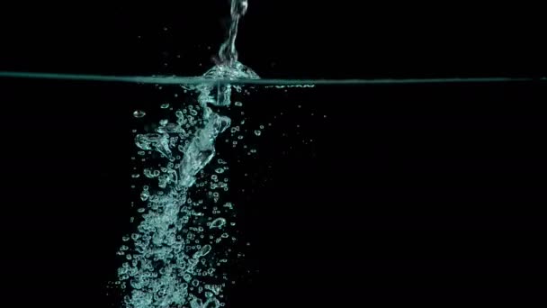 Uma Pessoa Está Derramando Liqiud Transparente Água Cristalina Que Agita — Vídeo de Stock