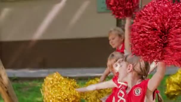 Kleine Mädchen Tanzen Fröhlich Sie Proben Für Die Schulaufführung — Stockvideo