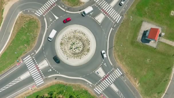 De nombreuses voitures circulent au rond-point. Vue aérienne. C'est un jour d'été. .