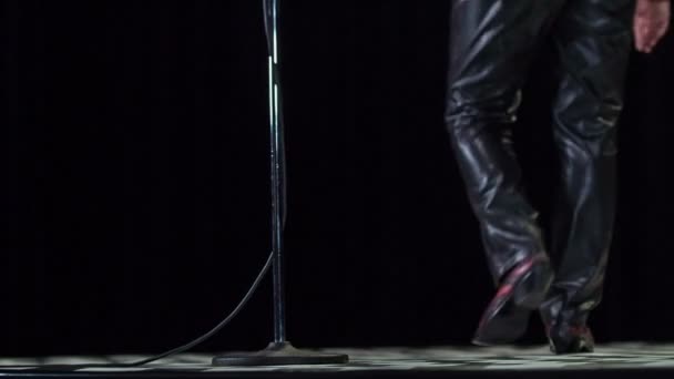 セクシーな男性歌手は ステージ上で演奏し コンサートの最後にステージを去る珍しいブーツで — ストック動画