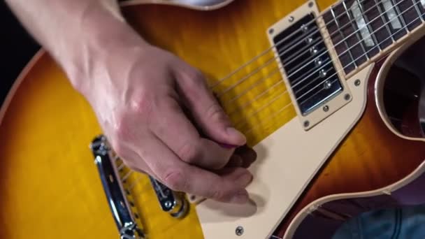 男鼓手表演和弹奏五颜六色的电吉他 — 图库视频影像