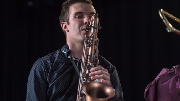 Sexy Mladý Hudebník Hrající Saxofon Jevišti — Stock video