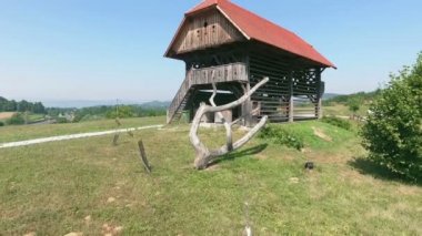 Güzel bir ortamda tepenin üstünde yenilenmiş ve şık eski hayrack.