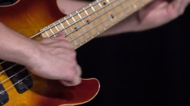 Genç erkek gitarist renkli ve modern Elektrikli gitar çalarken ve hayranları önünde sahnede performans.