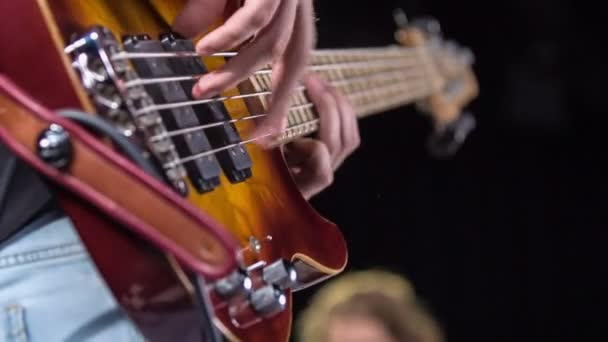 Joven Guitarrista Masculino Tocando Cuerdas Guitarra Eléctrica Actuando Escenario Con — Vídeos de Stock