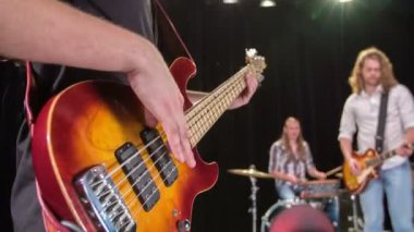 Sahnede sahne ve elektrik gitar oynarken genç erkek gitarist.