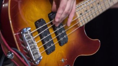 Spmebody renkli Elektrikli gitar dizeleri tıngırdatmaya ve izleyici önünde performans.