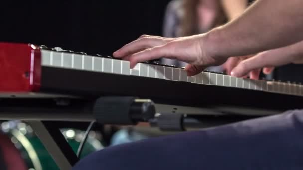 Erkek Klavye Oyuncu Oturma Klavye Oynarken Seyirci Eğlendirmek — Stok video