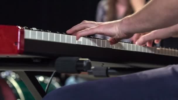 Jogador Teclado Masculino Sentado Tocando Teclado Entreter Público — Vídeo de Stock