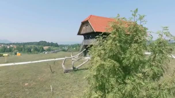 Odnowione Odnowione Stare Hayrack Umieszczone Pięknej Zielonej Okolicy — Wideo stockowe