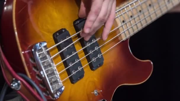 Spmebody Dedilhando Cordas Guitarra Elétrica Colorida Atuando Frente Público — Vídeo de Stock