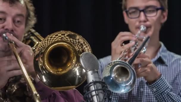 Jonge Oudere Trompetisten Presteren Het Podium Spelen Het Muziekinstrument Vermaken — Stockvideo