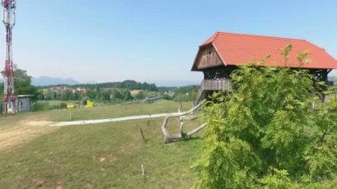 Tepenin tepesinde güzel yenilenmiş saman lık ve uydu anteni.