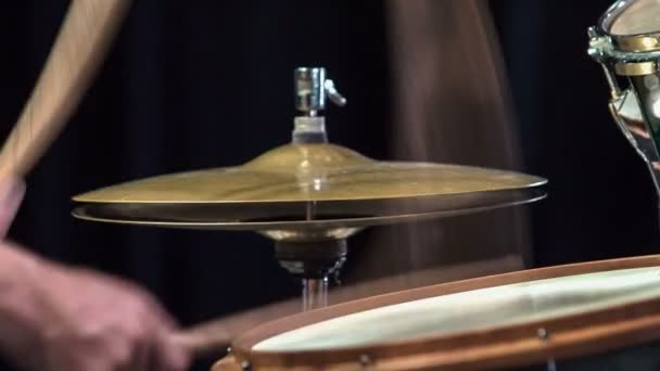 Mužský Bubeník Vášnivě Vykonávají Hrají Regálu Jízdě Cymbalu — Stock video