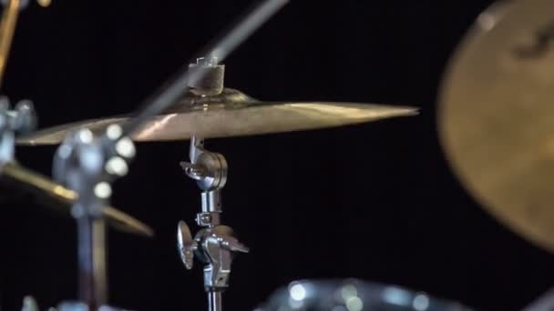 Baterista Executando Tocando Passeio Cymbal — Vídeo de Stock