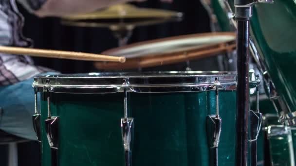 Drummer Die Het Podium Presteert Het Rack Toms Speelt — Stockvideo