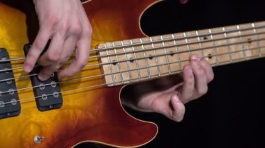 Elektrik gitar dizeleri tıngırdatmaya süre zevk erkek gitarist.