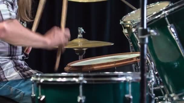 Junger Männlicher Schlagzeuger Mit Langen Haaren Der Leidenschaftlich Schlagzeug Spielt — Stockvideo